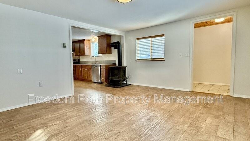 120 N Main St - Photo 3 of 33