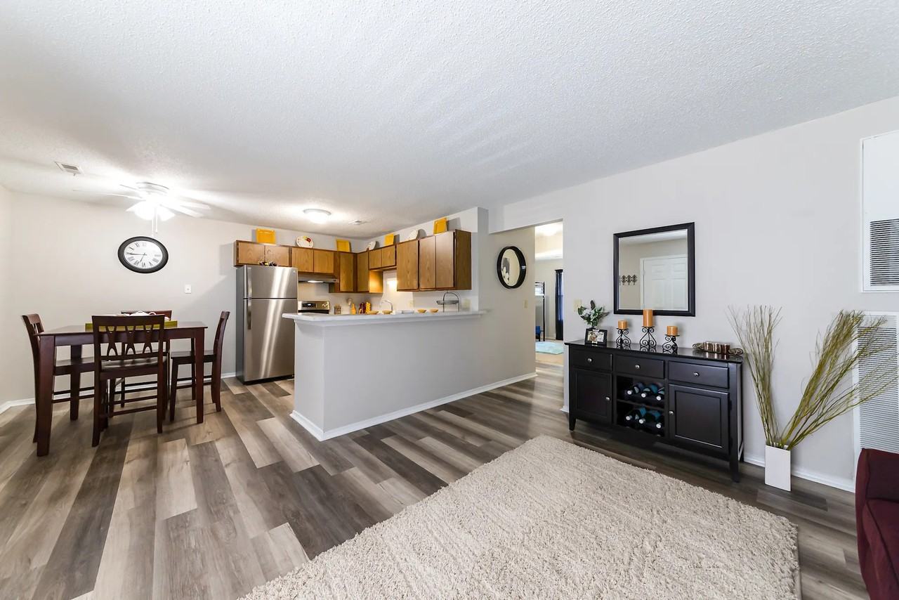 Casalon Parkway Apartments - Photo 5 of 40