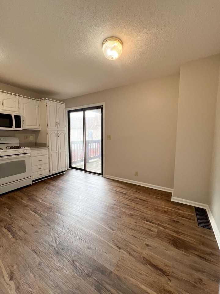 Condor Court - Photo 6 of 28