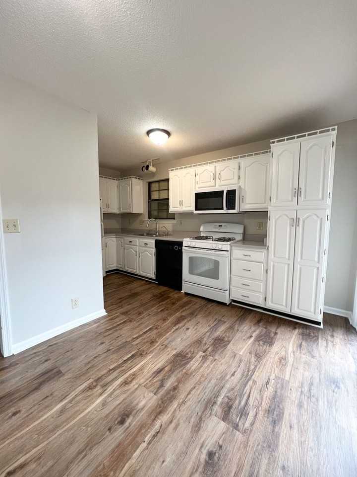 Condor Court - Photo 7 of 28