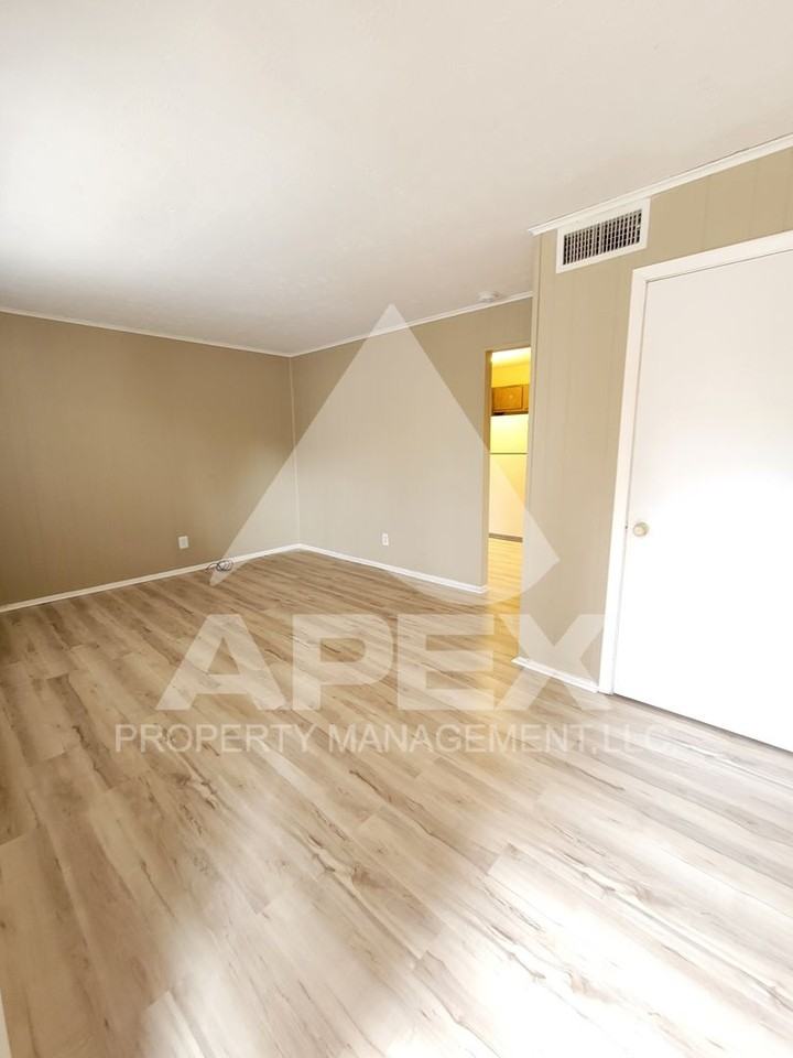 1221 West Parkway Ave. - Photo 2 of 25