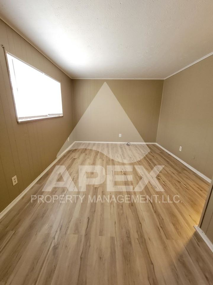 1221 West Parkway Ave. - Photo 3 of 25