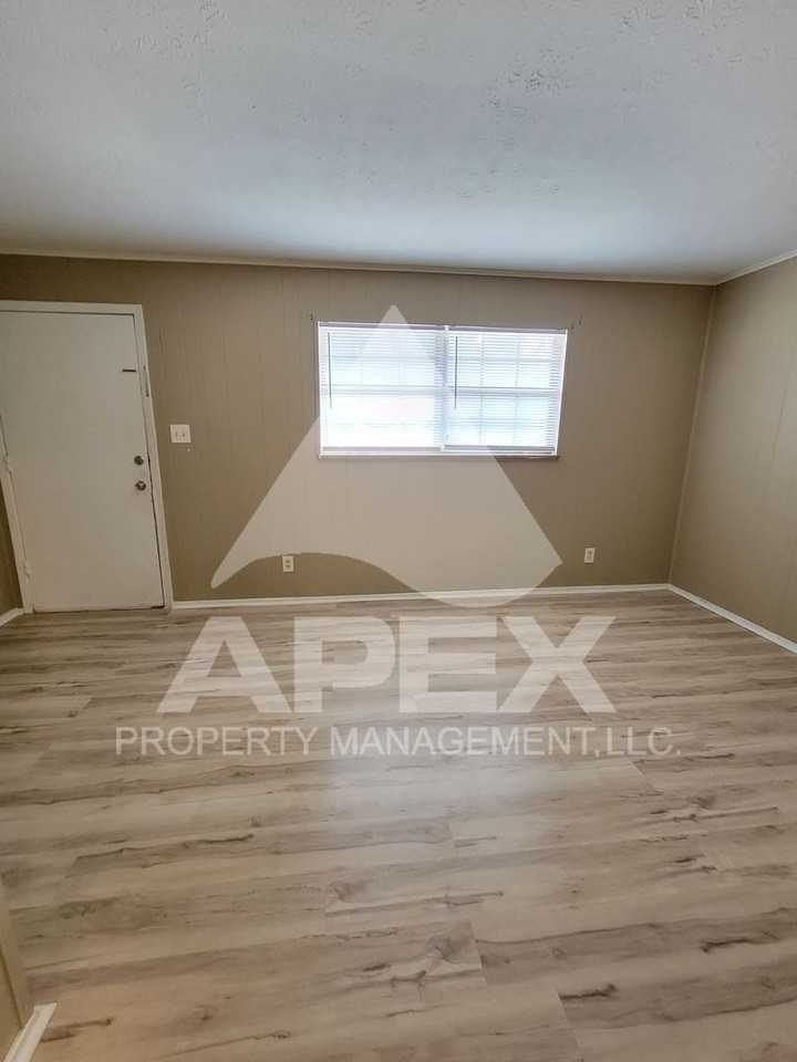 1221 West Parkway Ave. - Photo 4 of 25