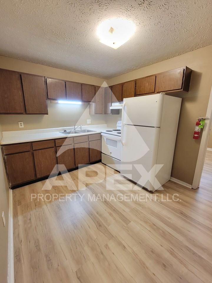 1221 West Parkway Ave. - Photo 5 of 25