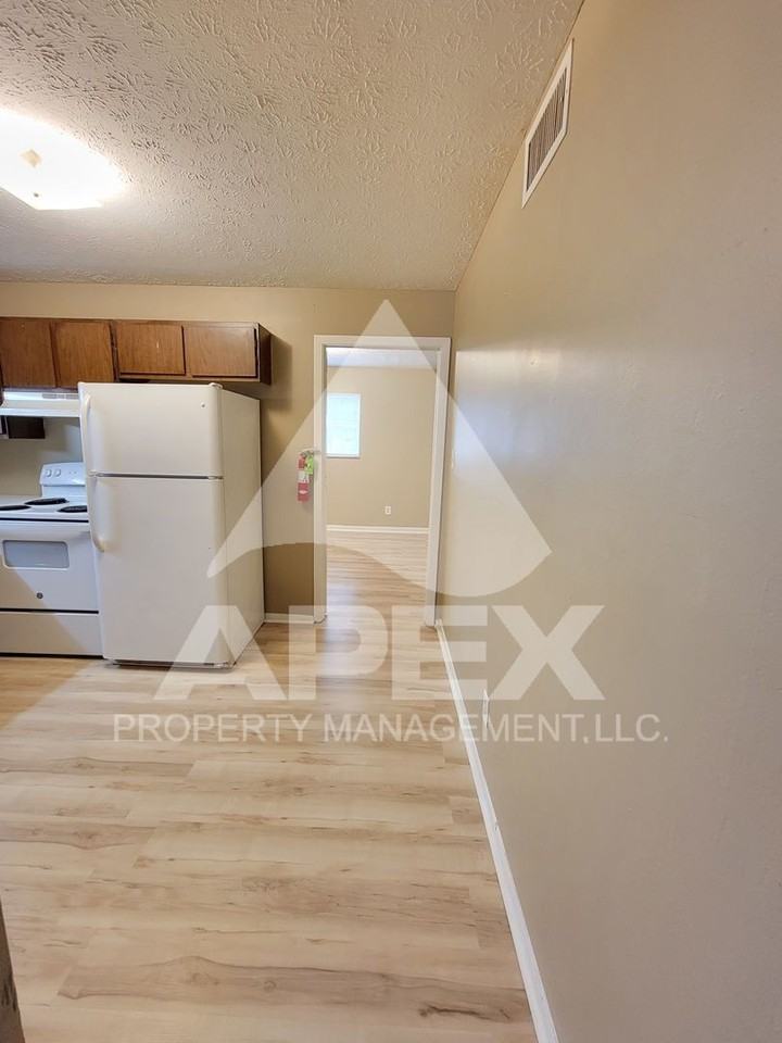 1221 West Parkway Ave. - Photo 6 of 25