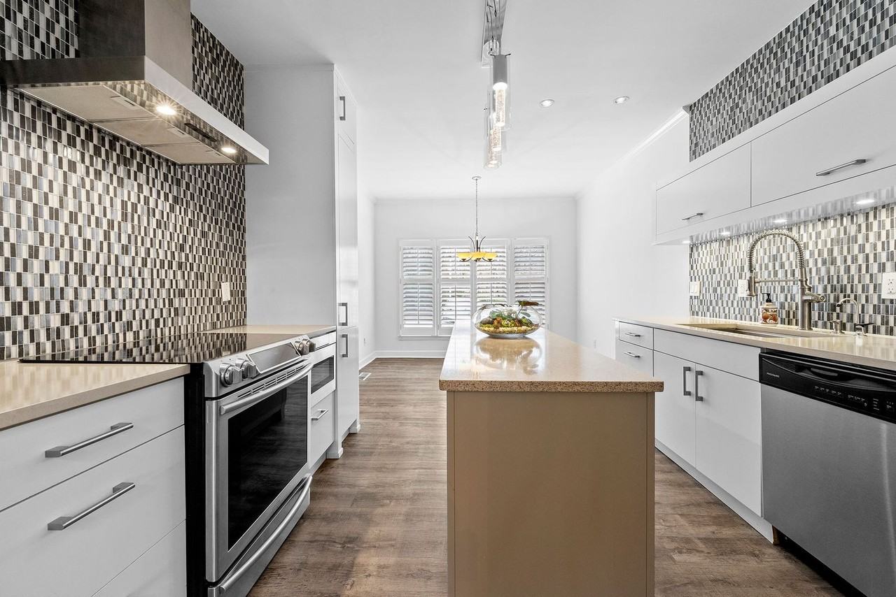 407 Bridle Path - Photo 5 of 17