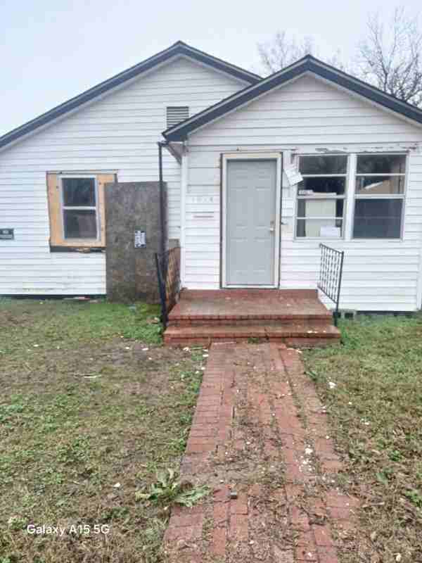 1614 Sommers St - Photo 2 of 12