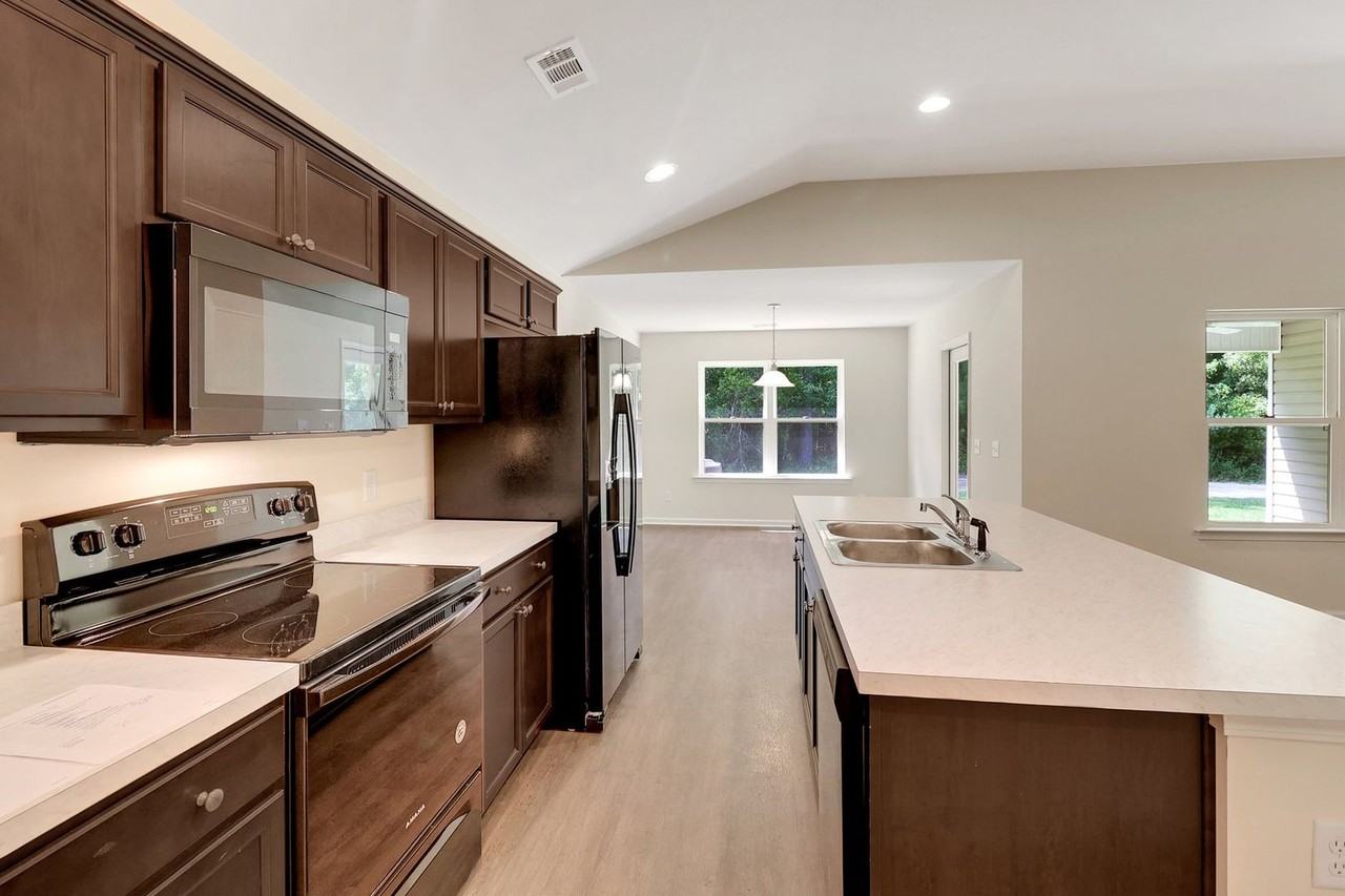 620 Jodi Pl - Photo 2 of 12