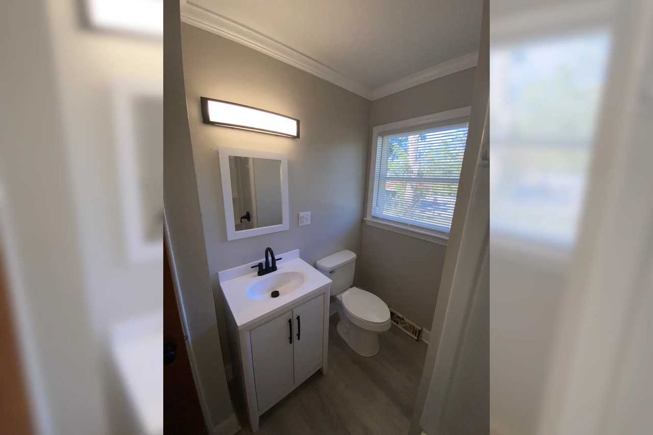 613 S Church St - Photo 3 of 7