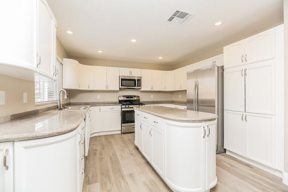 9140 Sapphire Point Ave - Photo 7 of 17