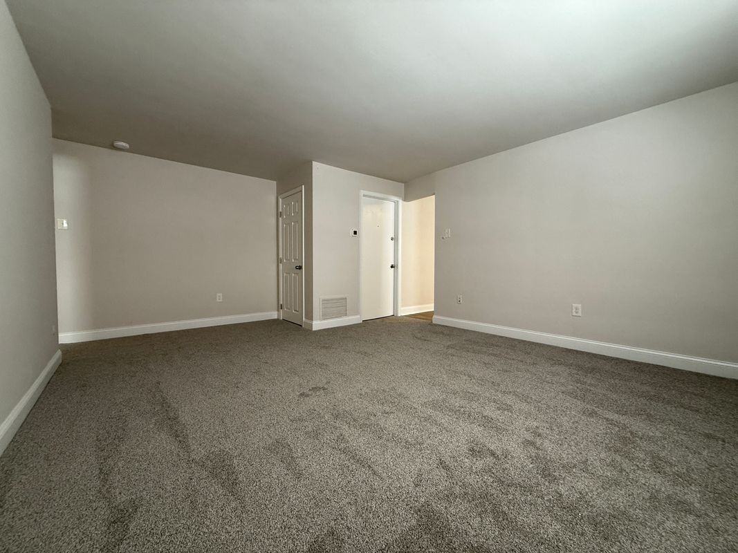 550 N Line St - Photo 3 of 13