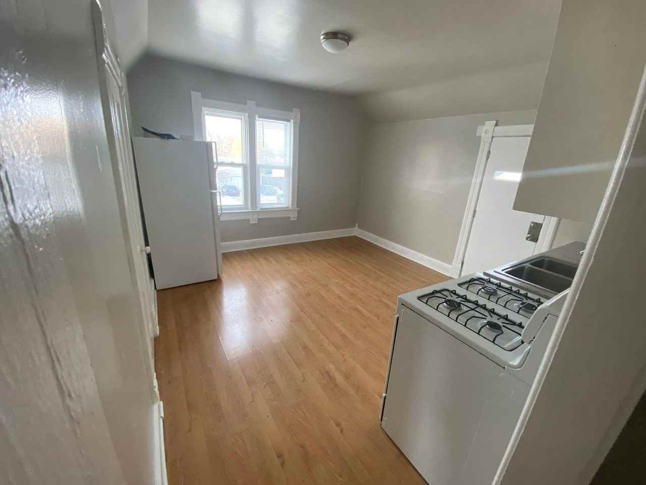 800 1/2 Saint George St - Photo 2 of 10