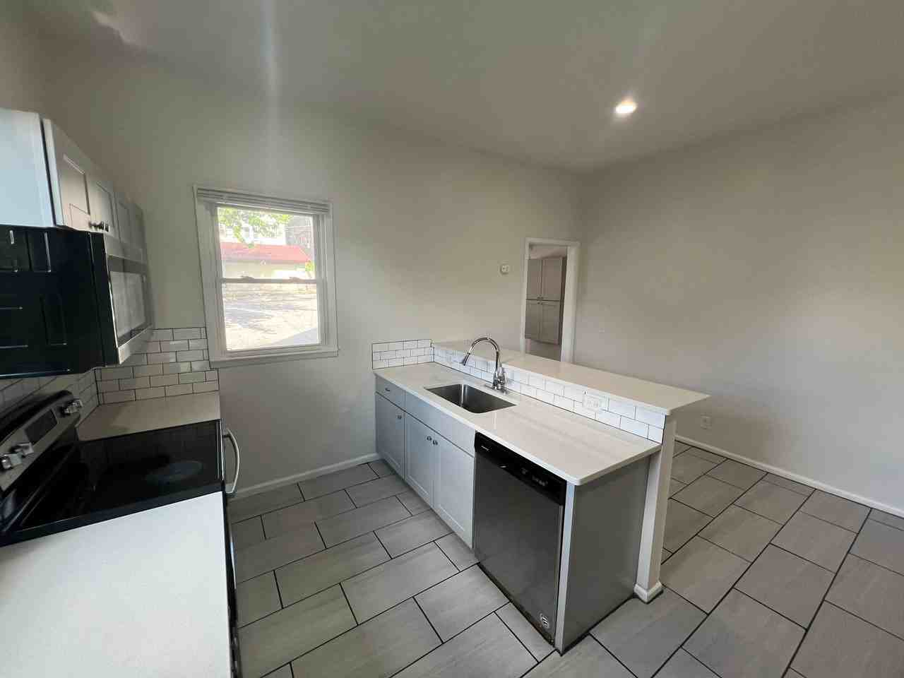 1310 S 30th Ave - Photo 7 of 32