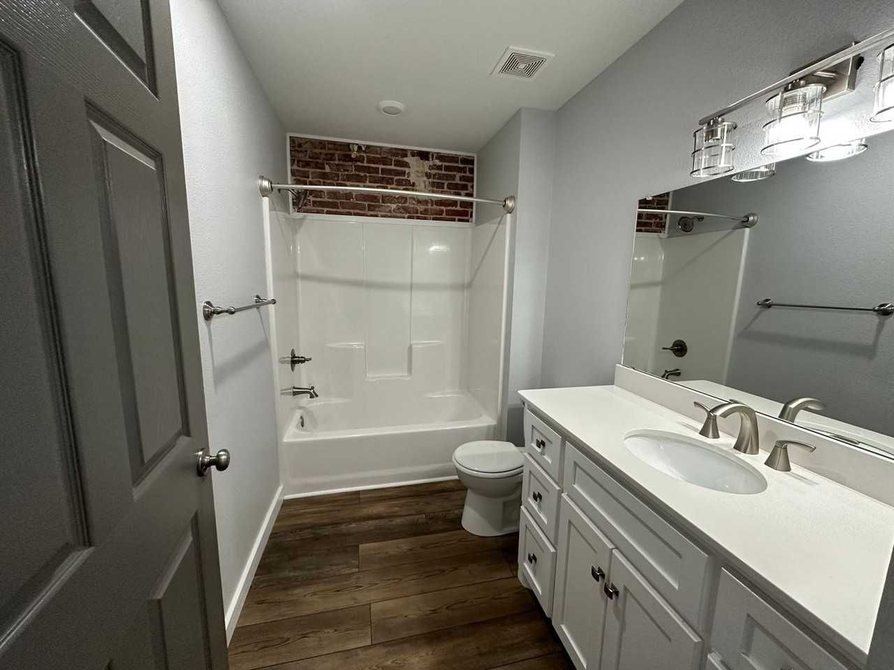 312 W B St #B - Photo 3 of 6