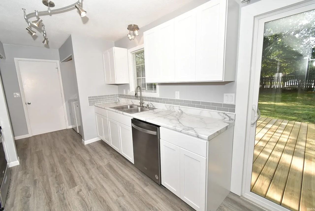 1007 Devon St - Photo 2 of 15