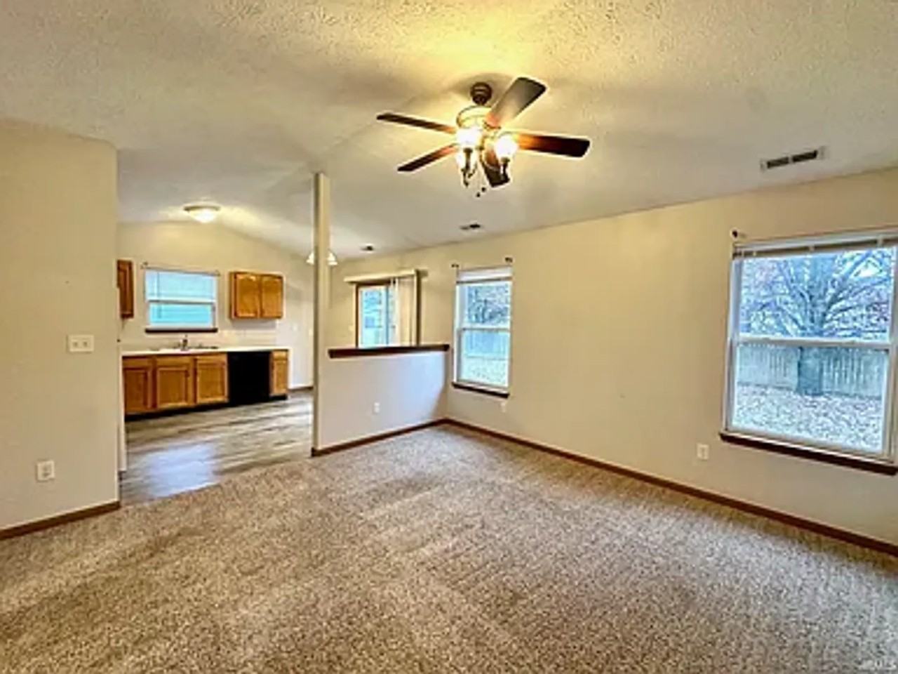 911 Braxton Dr N - Photo 3 of 12