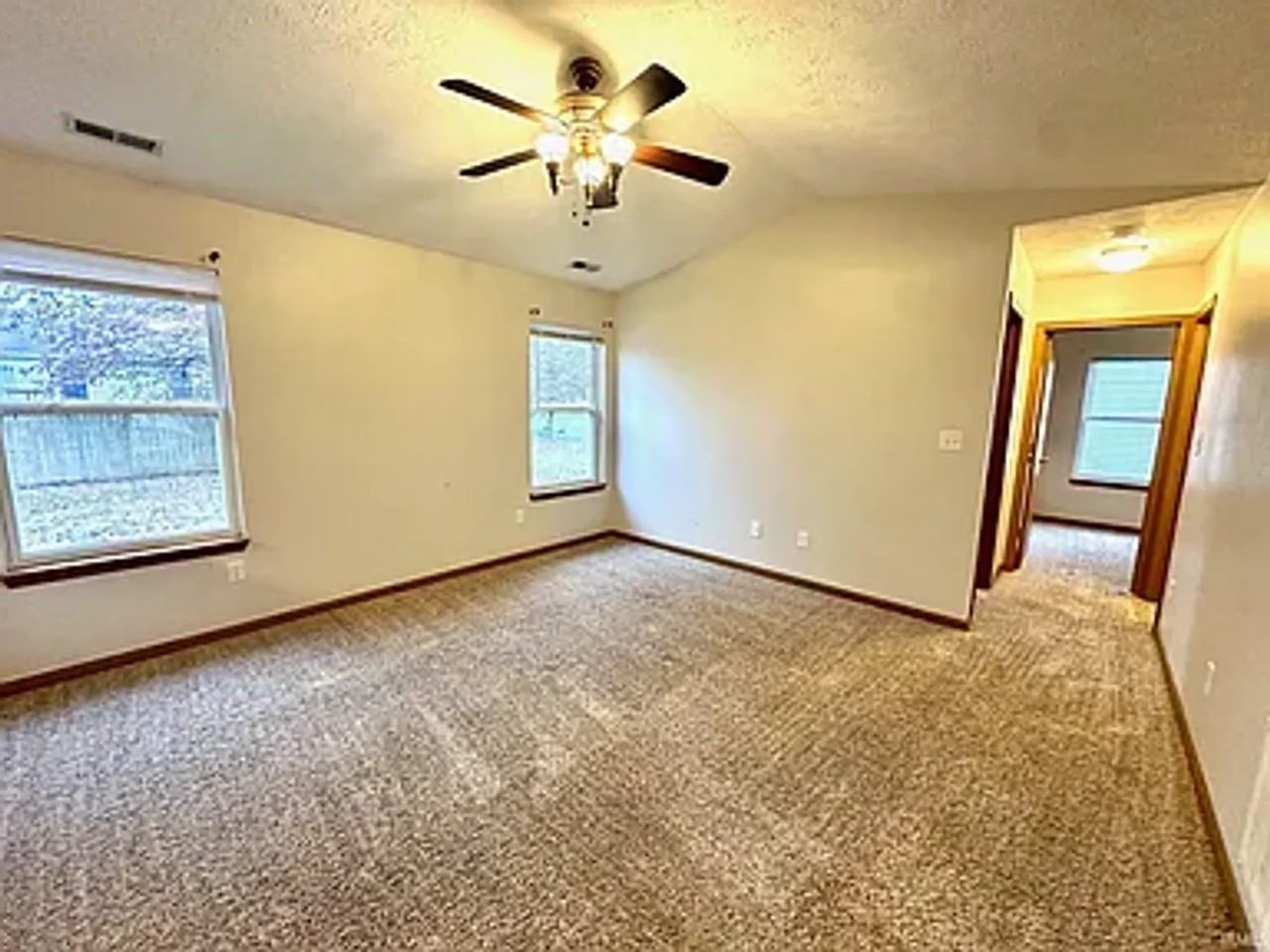 911 Braxton Dr N - Photo 4 of 12