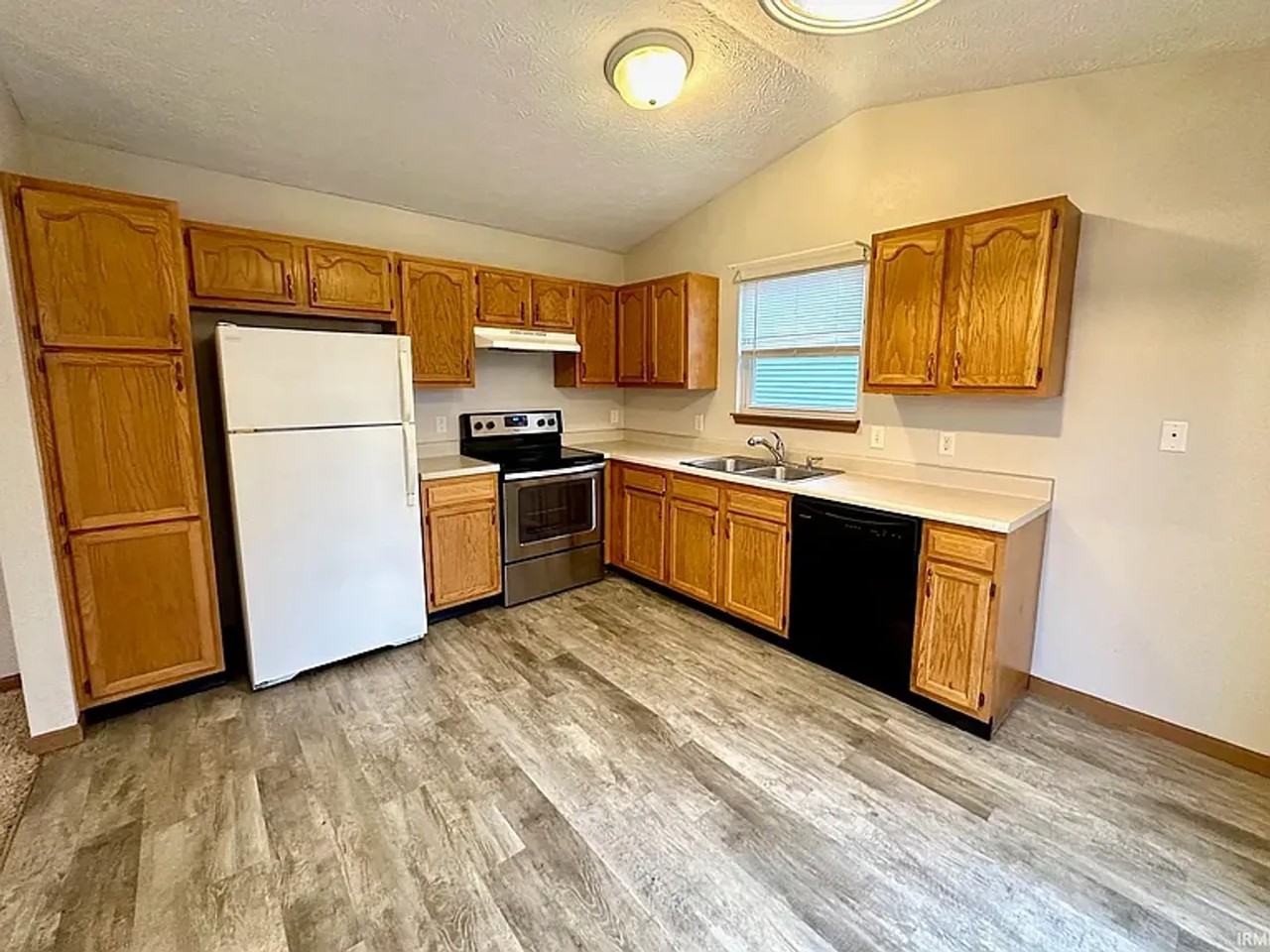 911 Braxton Dr N - Photo 2 of 12