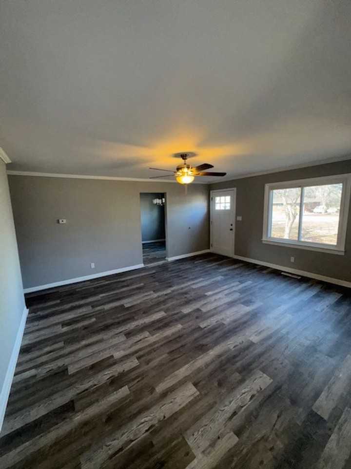 3017 E Riverside Dr - Photo 2 of 10
