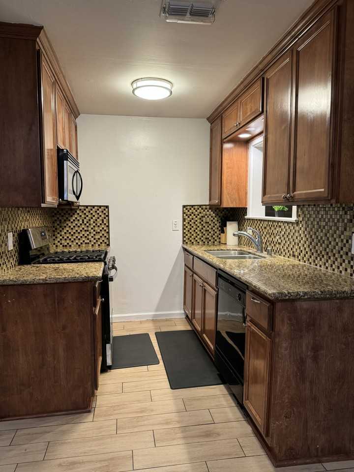 3330 Douglas St #NA - Photo 3 of 9