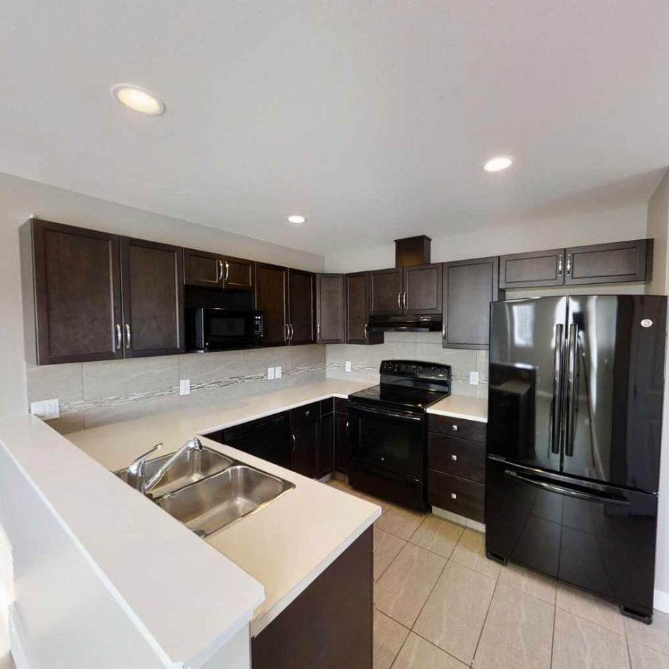 8833 96 Ave - Photo 5 of 10