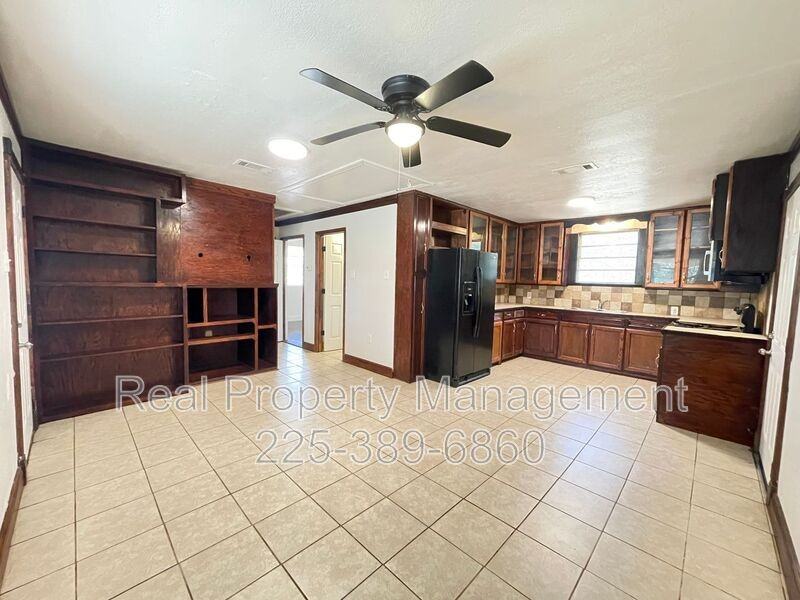 14158 Greenwell Springs Rd - Photo 4 of 15