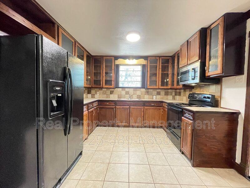 14158 Greenwell Springs Rd - Photo 6 of 15