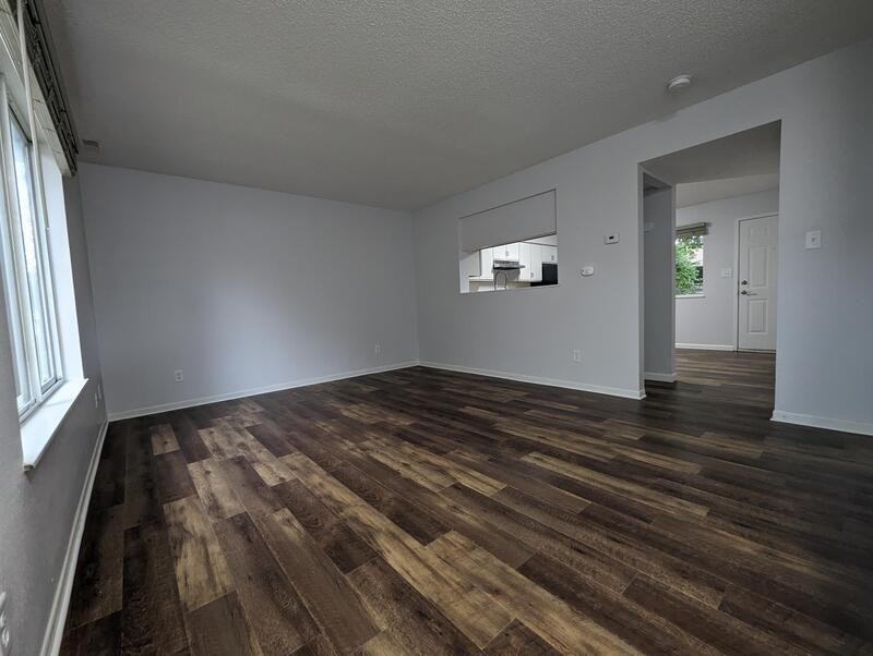 410 E 15th St - Photo 7 of 24