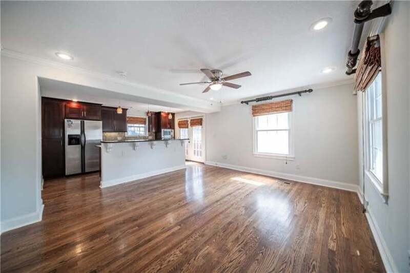 418 E 63rd Ter - Photo 3 of 29