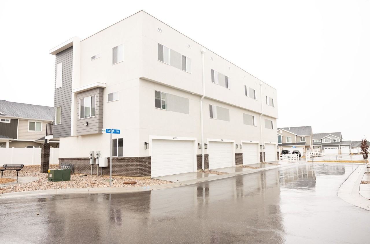 2349 W Leigh Ln - Photo 3 of 33