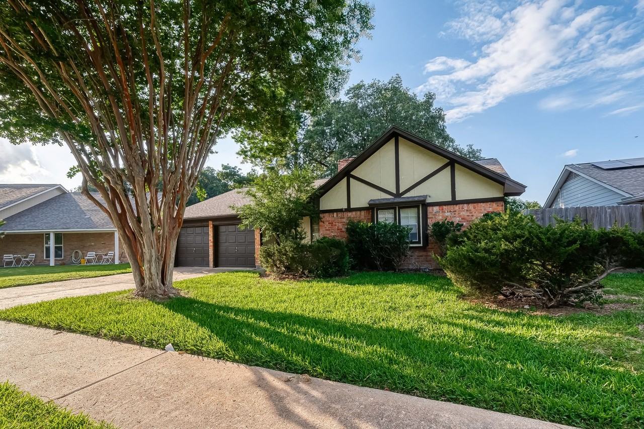 22822 Elsinore Dr - Photo 2 of 30