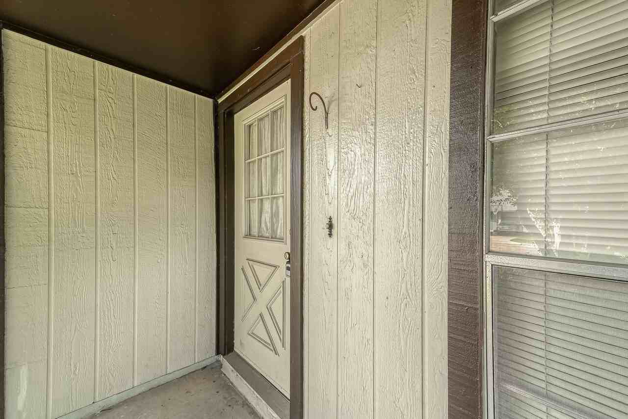 22822 Elsinore Dr - Photo 3 of 30