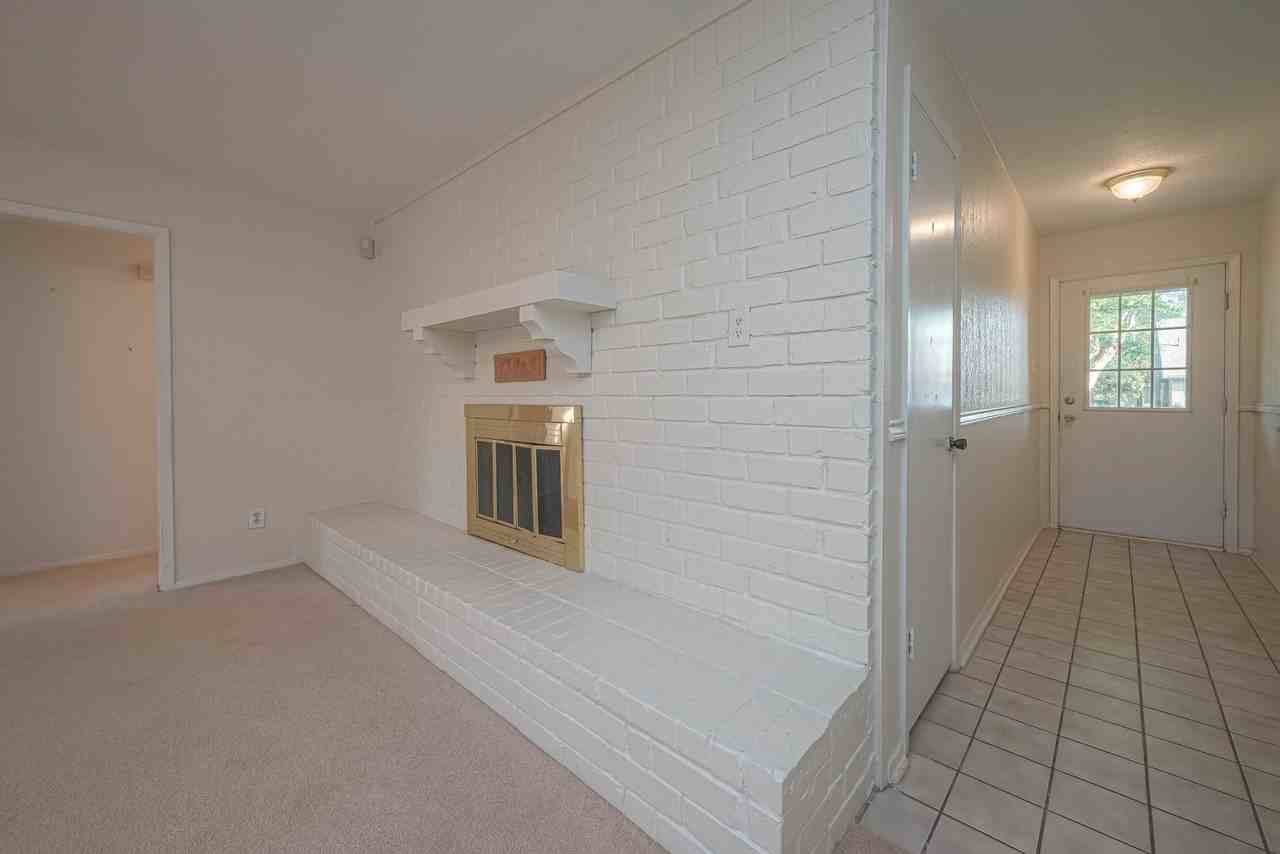 22822 Elsinore Dr - Photo 5 of 30