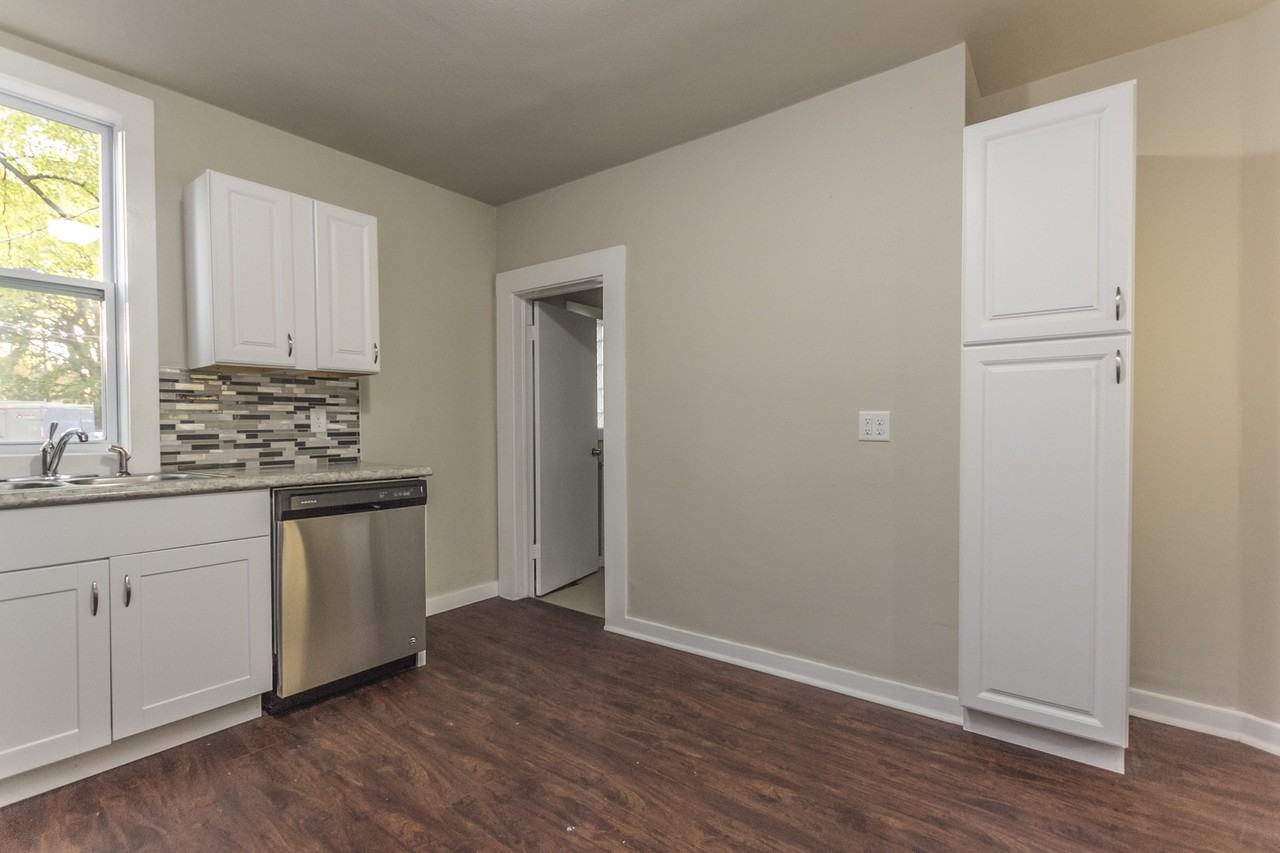 1310 23rd St - Photo 6 of 18