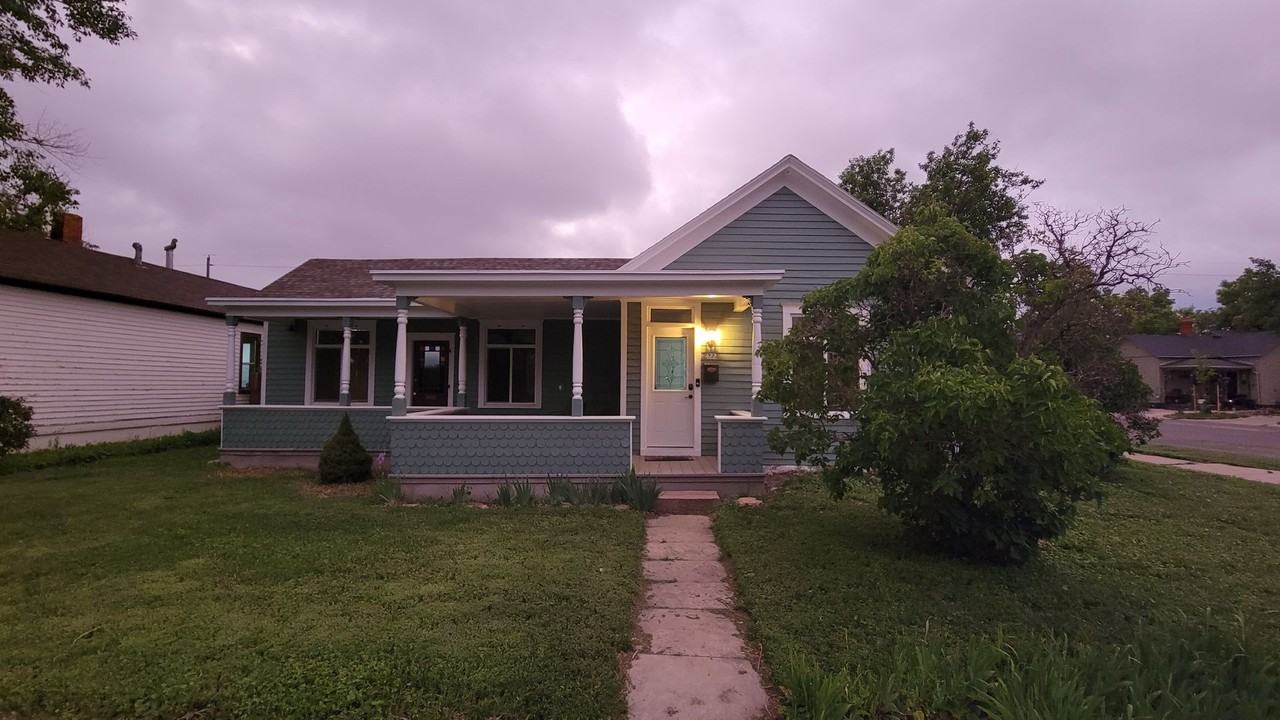 422 E 19th St - Photo 2 of 34