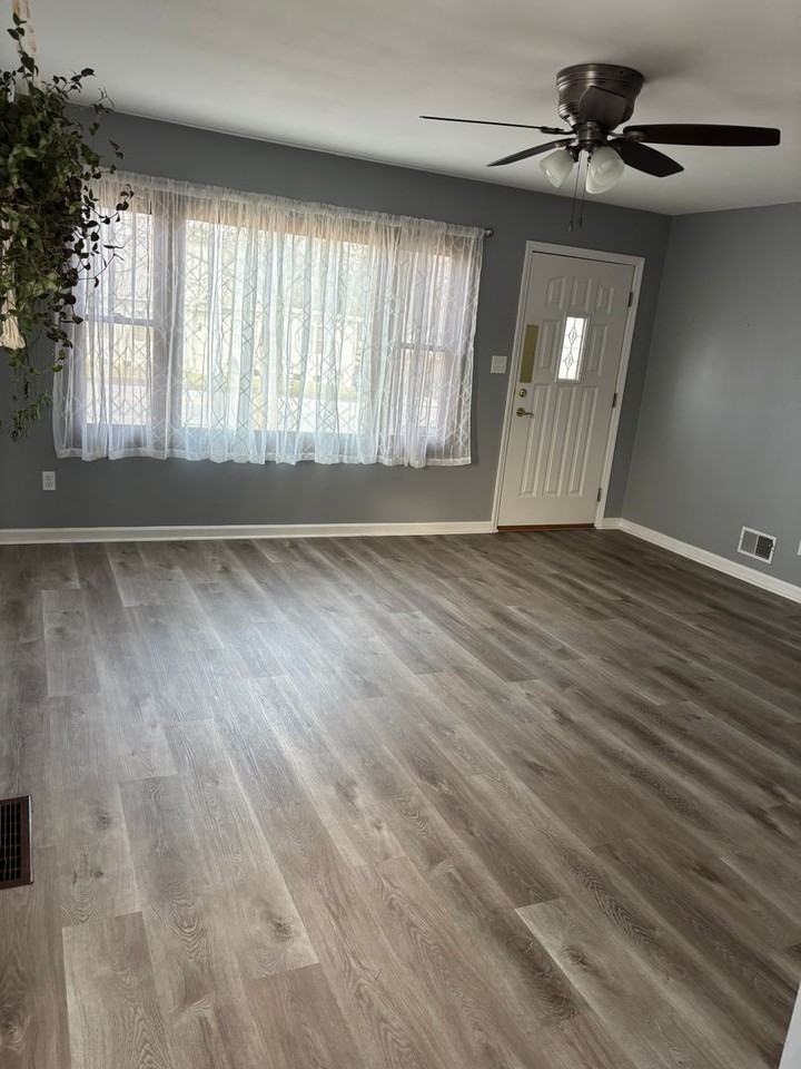 1828 Locust St - Photo 3 of 16