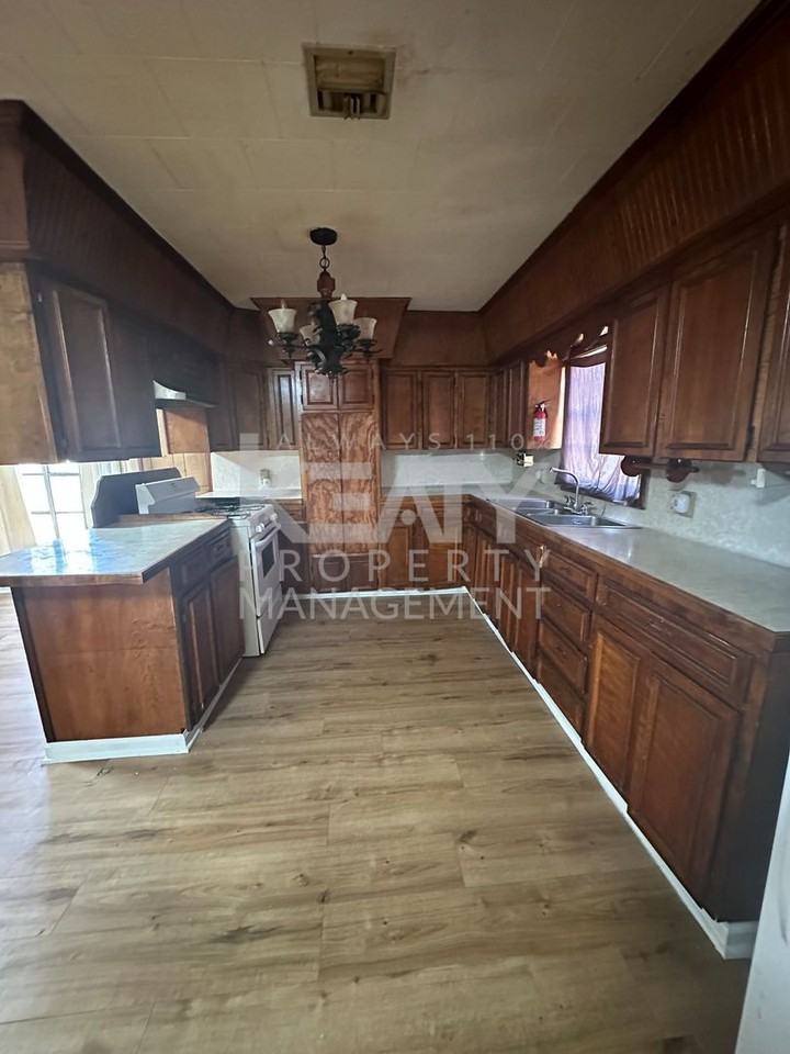 140 Marie St - Photo 3 of 11