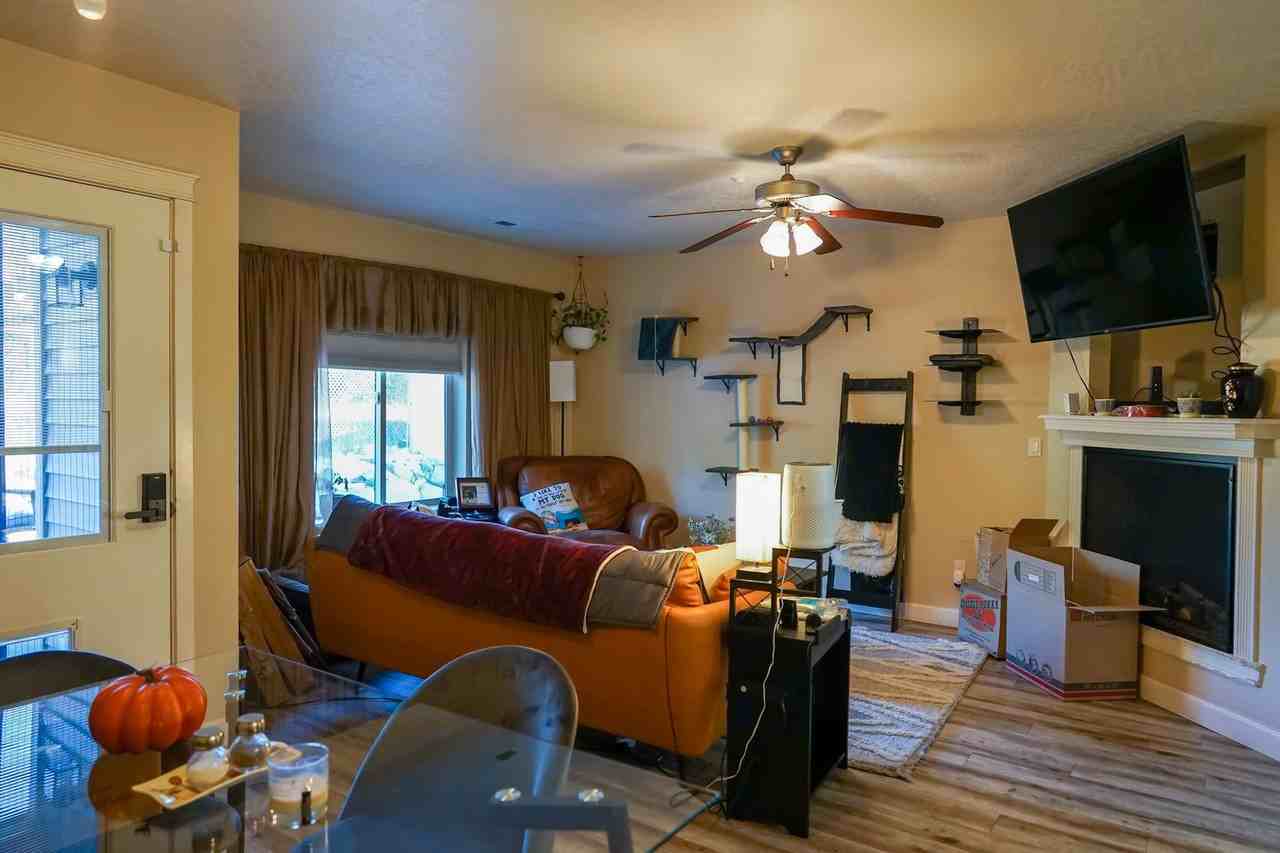 10592 N May Ln - Photo 2 of 18