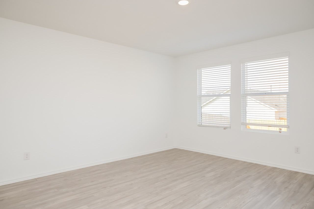 2923 Millikan Dr - Photo 5 of 17