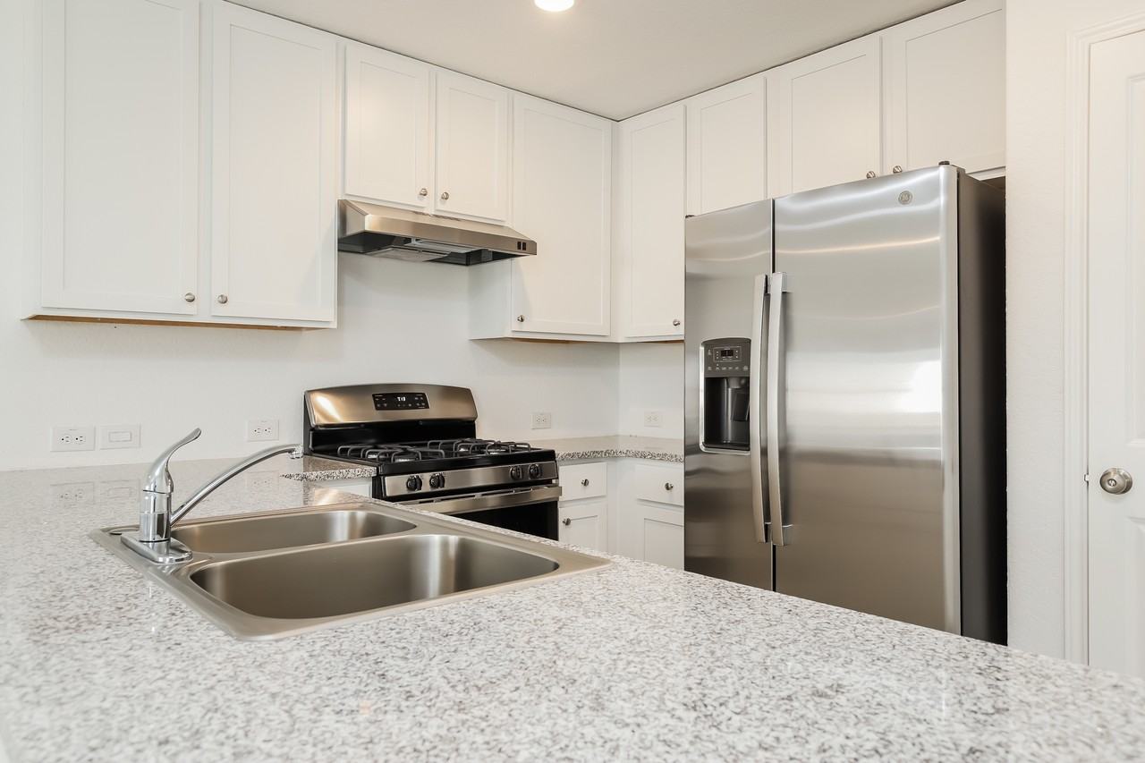 2923 Millikan Dr - Photo 7 of 17