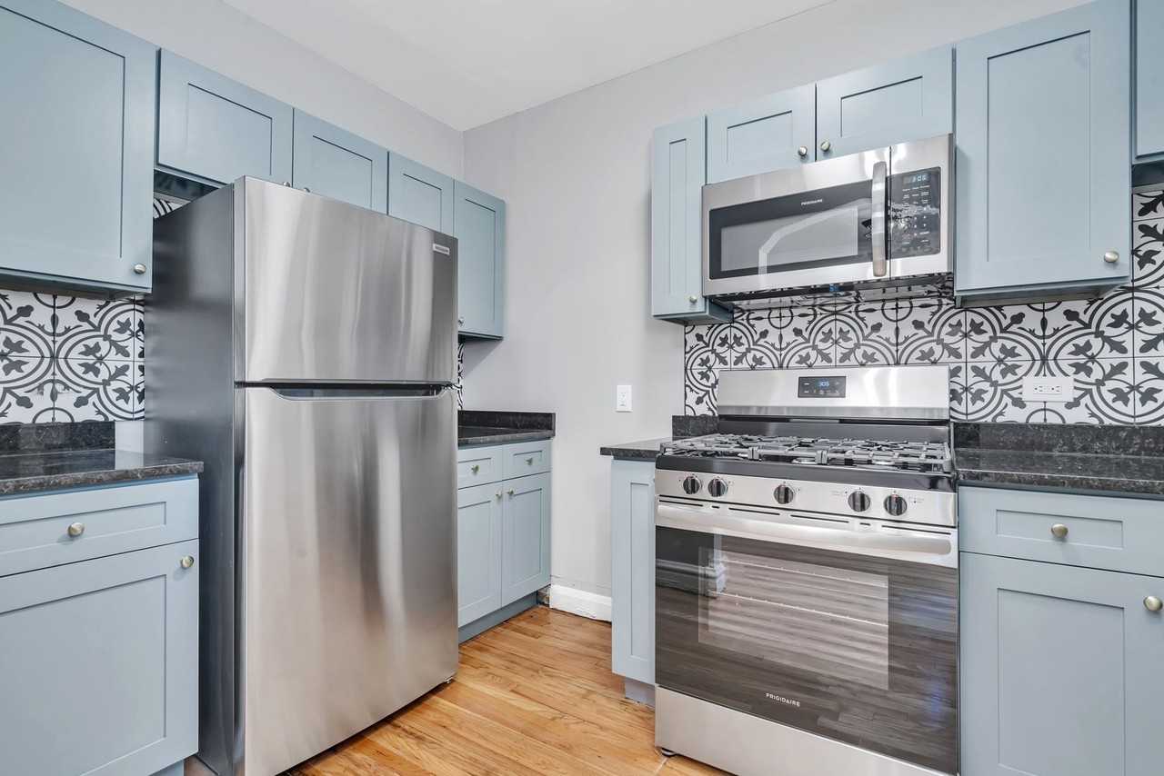 317-325 W Calendar - Photo 2 of 19