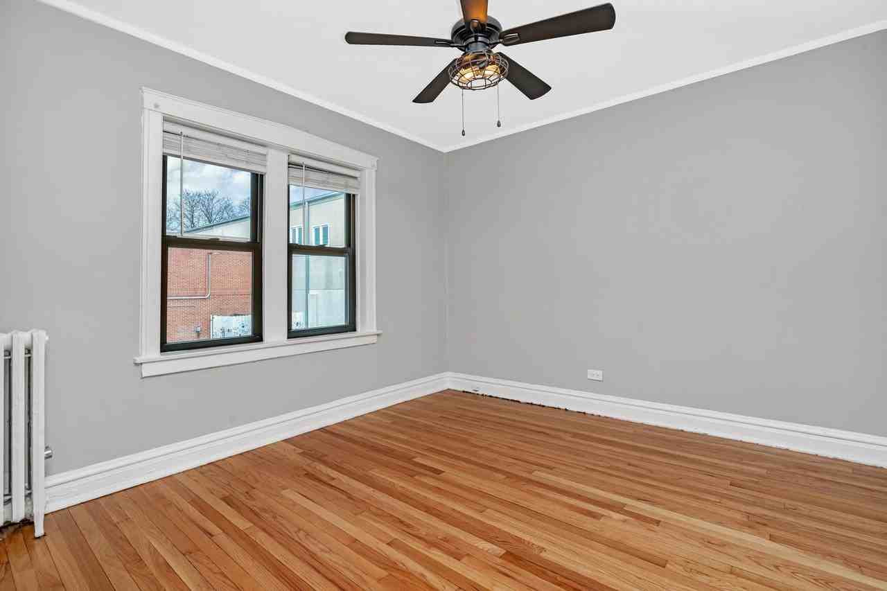 317-325 W Calendar - Photo 3 of 19