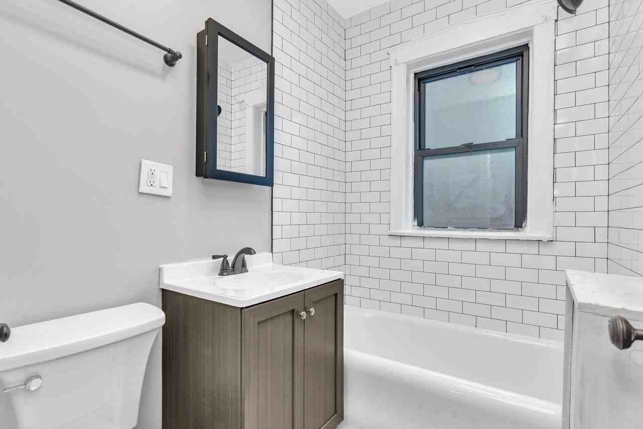 317-325 W Calendar - Photo 5 of 19