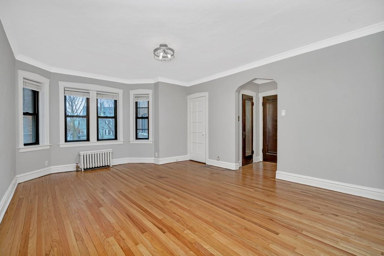 317-325 W Calendar - Photo 7 of 19