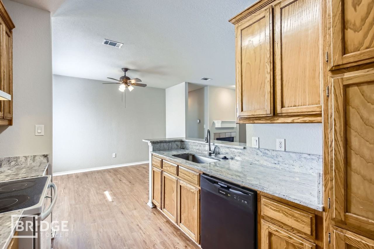 7632 Craig St - Photo 6 of 17