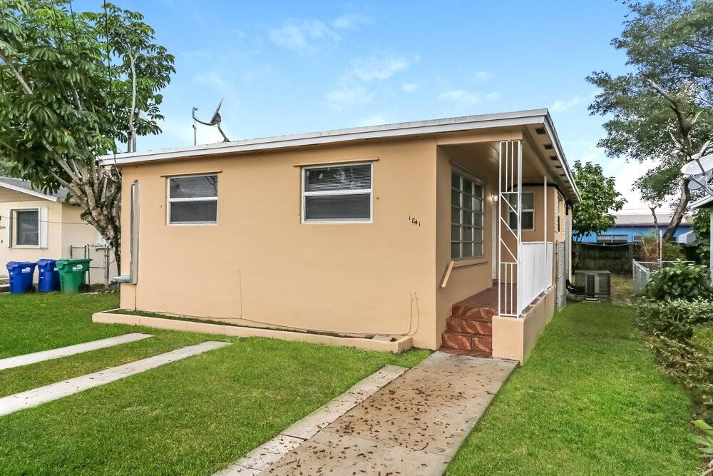 1841 Nw 152nd St - Photo 3 of 25