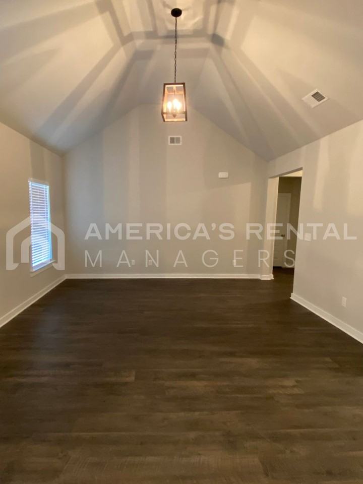 146 Wisconsin Ave - Photo 5 of 27