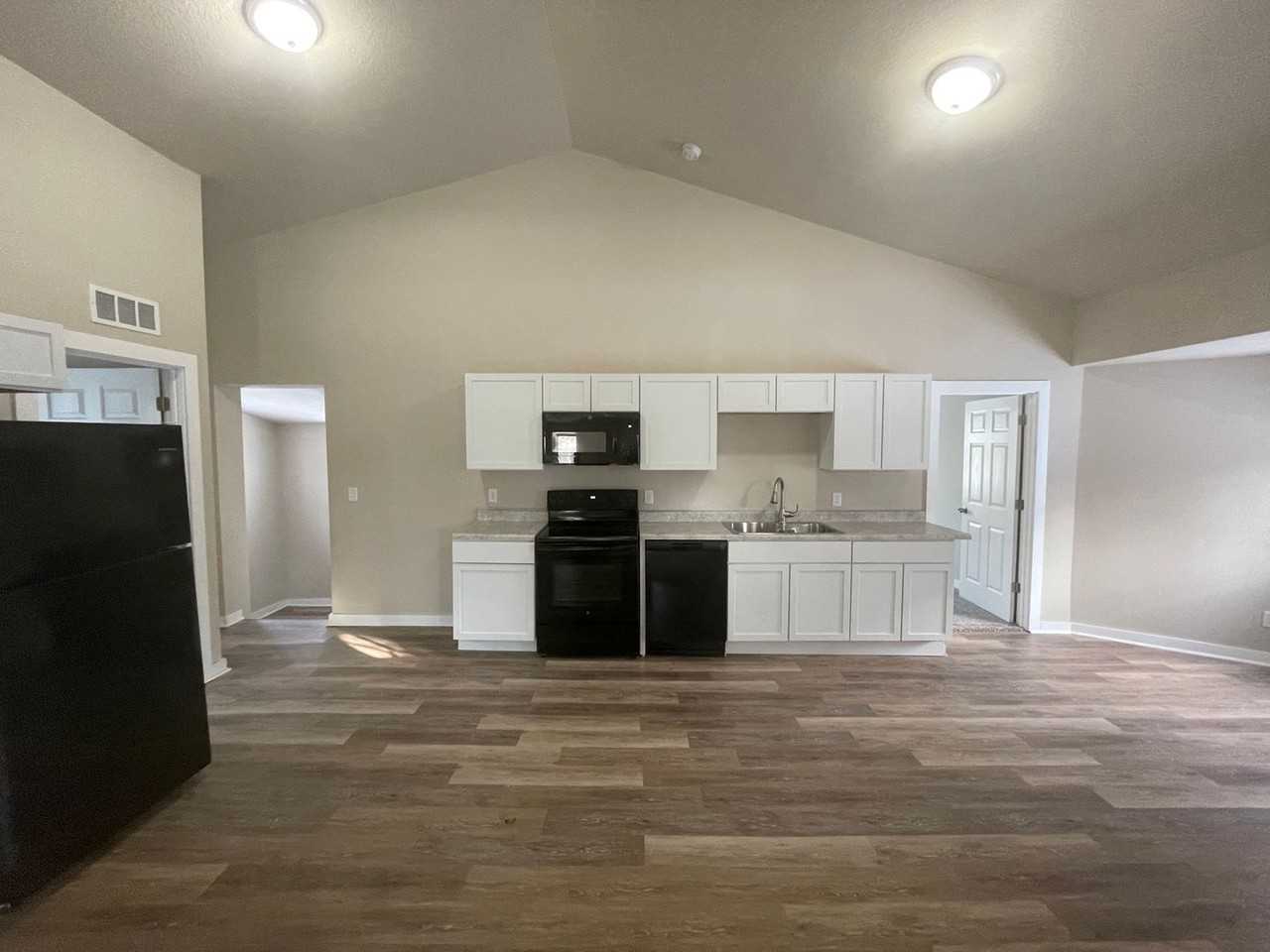 1421 11th St - Photo 2 of 14