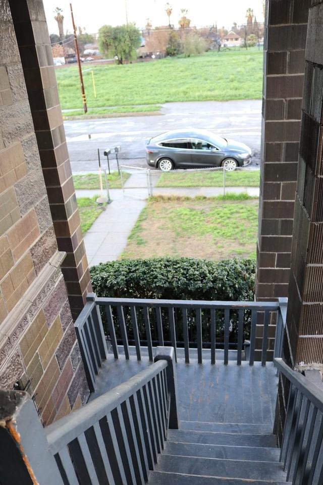 649 W 8th St #B - Photo 4 of 41