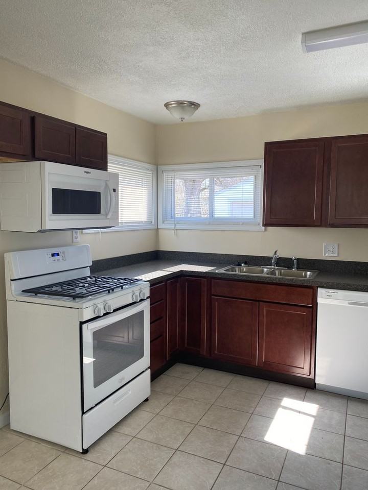 236 N Beverly Ave - Photo 3 of 17